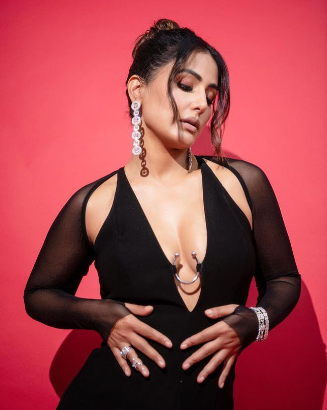 Staggering Poses Of Hina Khan In Red